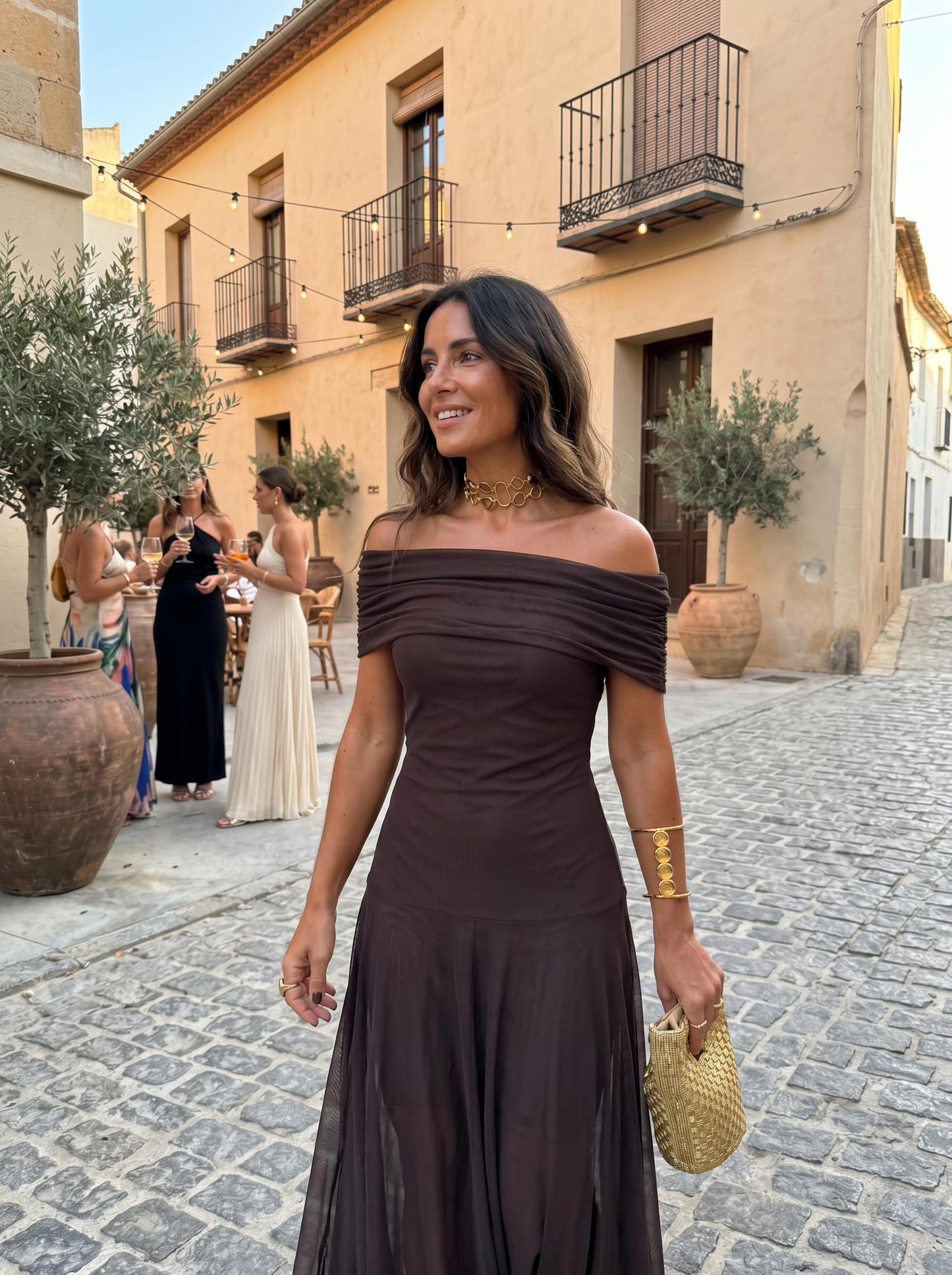 Carla  Vestido elegante y sencillo